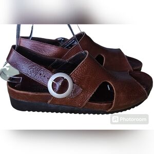 MUNRO Leather Sandals